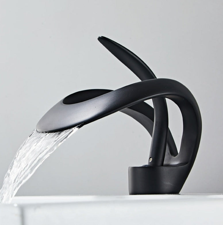 Robinet de Lavabo en Or Brossé | Design Contemporain et Fonctionnel