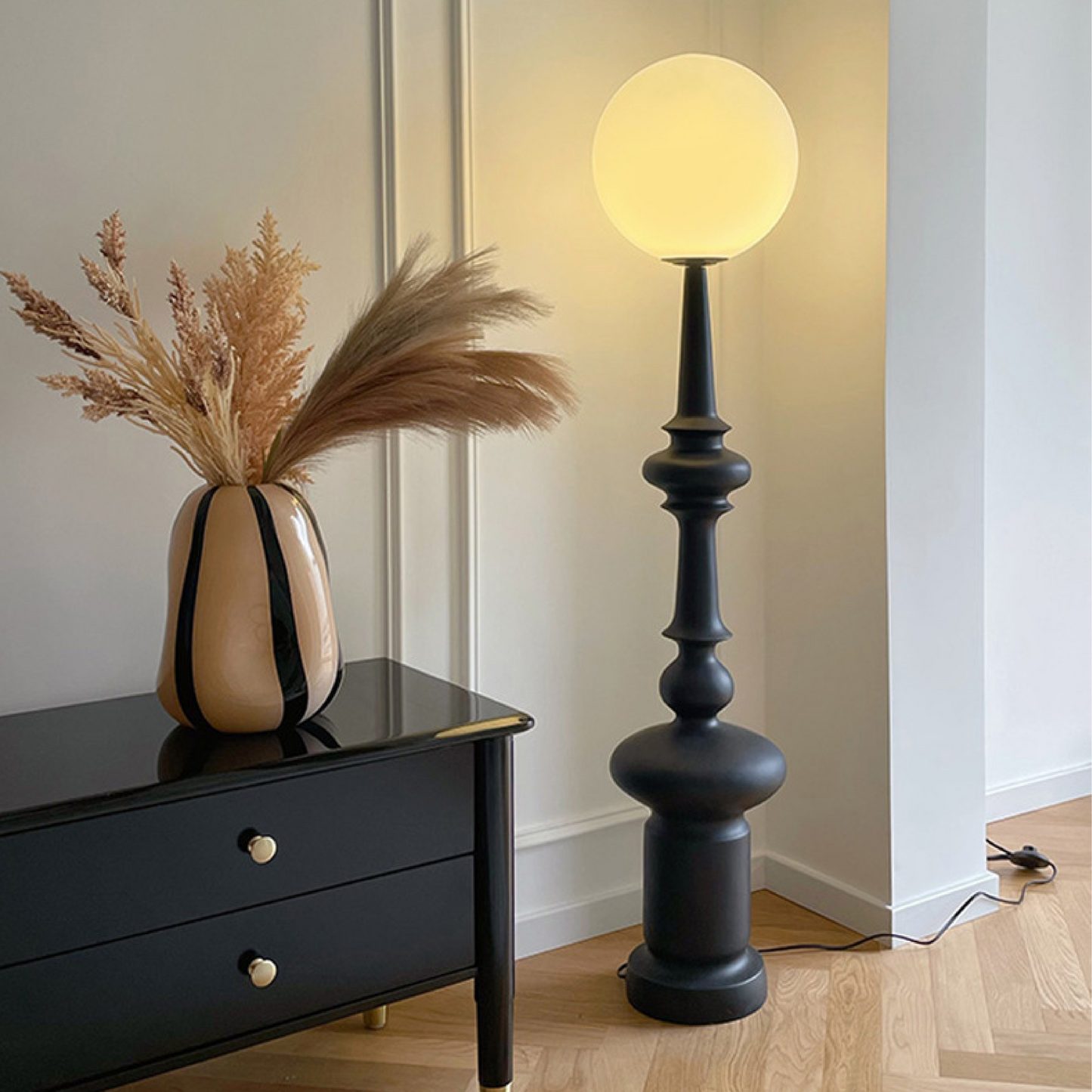 Lampe de Sol Bauhaus Noire | Élégance Géométrique et Atmosphère Chaleureuse