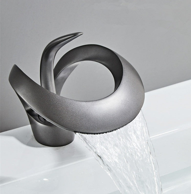 Robinet de Lavabo en Or Brossé | Design Contemporain et Fonctionnel