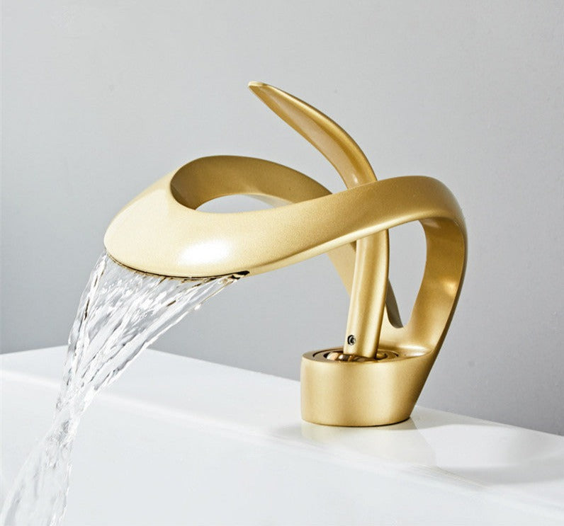 Robinet de Lavabo en Or Brossé | Design Contemporain et Fonctionnel