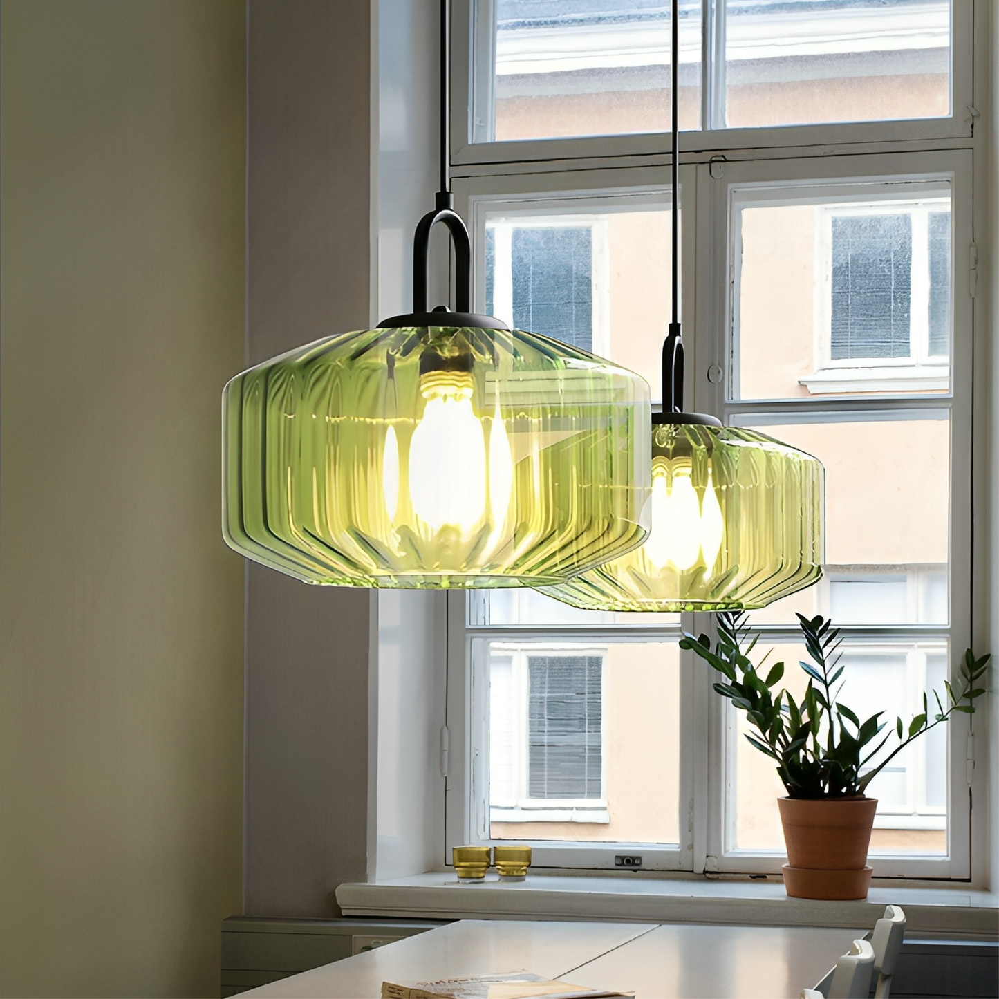 Lampe Pendante en Verre Coloré | Design Bauhaus et Ambiance Chaleureuse