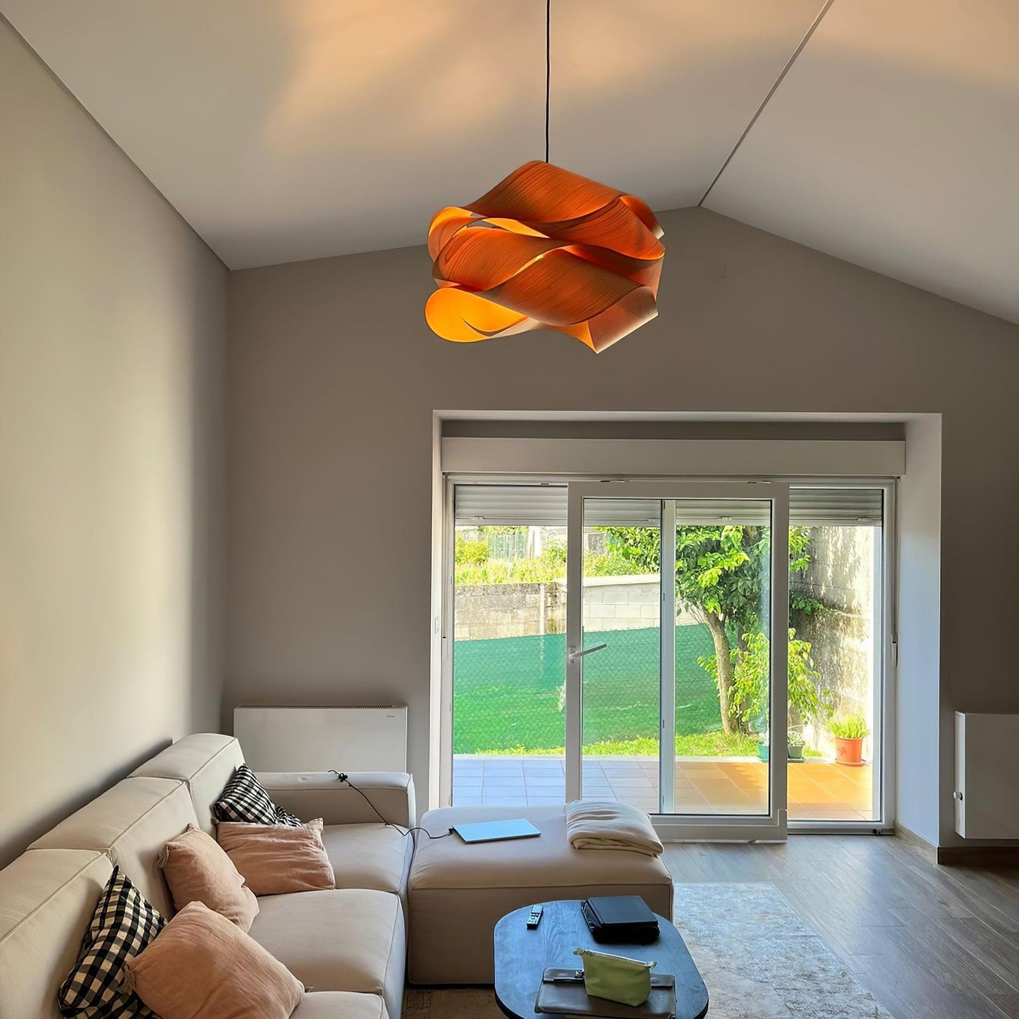 Suspension Design Entrelacé pour Intérieurs Modernes | Élégance et Lueur Chaleureuse