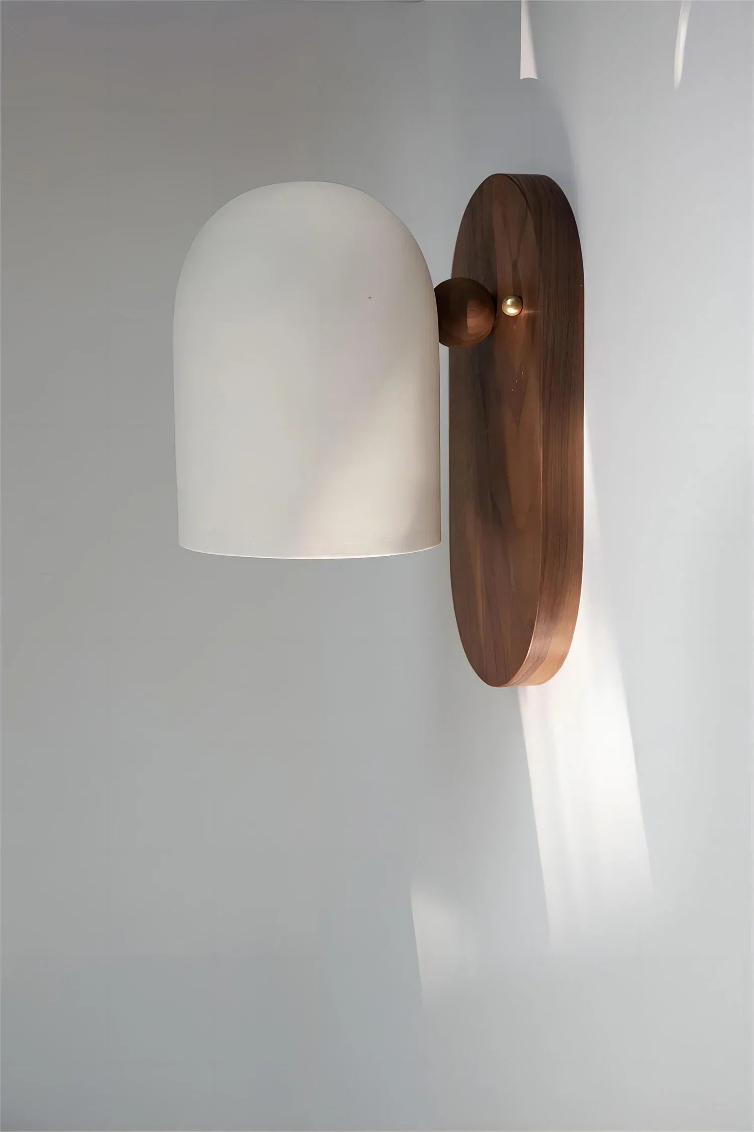Applique Murale en Bois de Noyer | Design Énergétique et Élégant