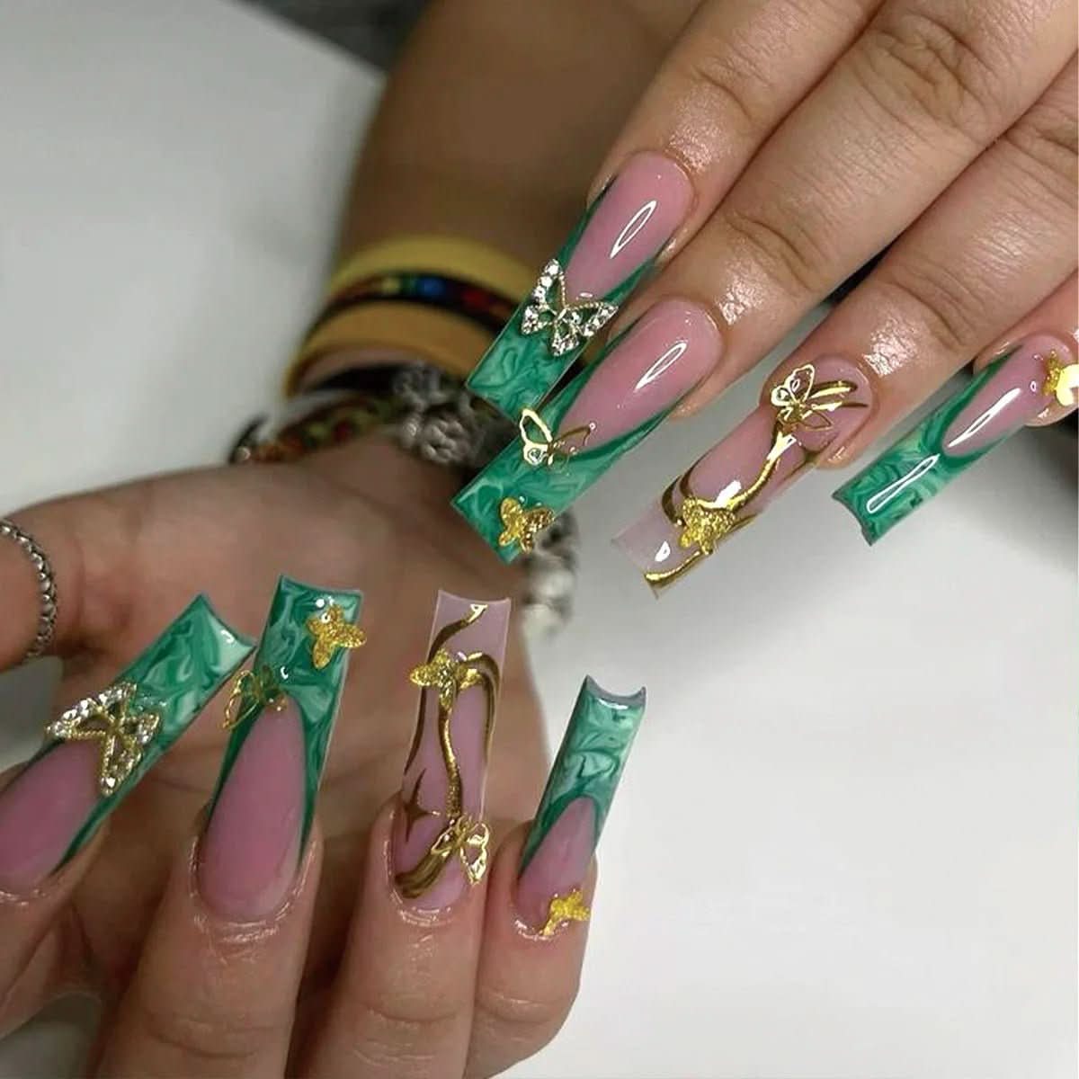 Ongles Press-On Roses Premium | Application Rapide et Élégante