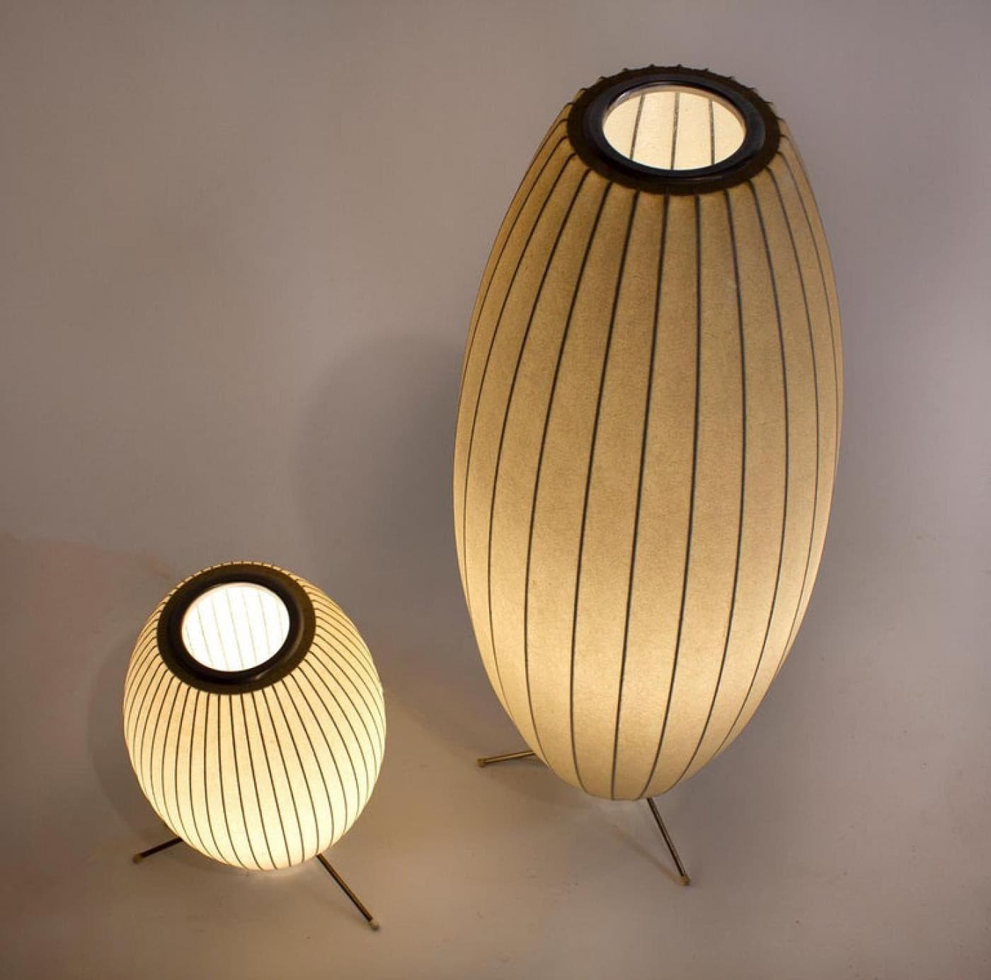 Lampe sur Trépied Sphérique | Design Élégant et Flexible