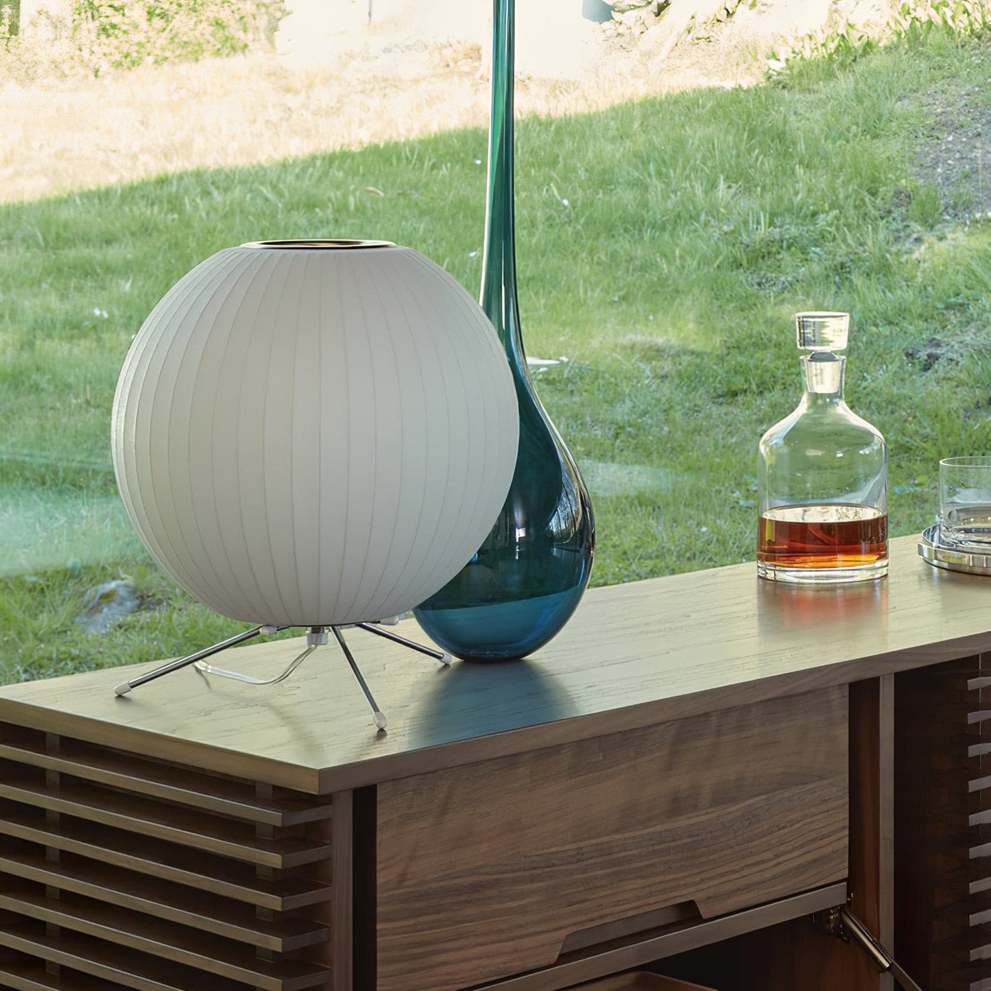 Lampe sur Trépied Sphérique | Design Élégant et Flexible