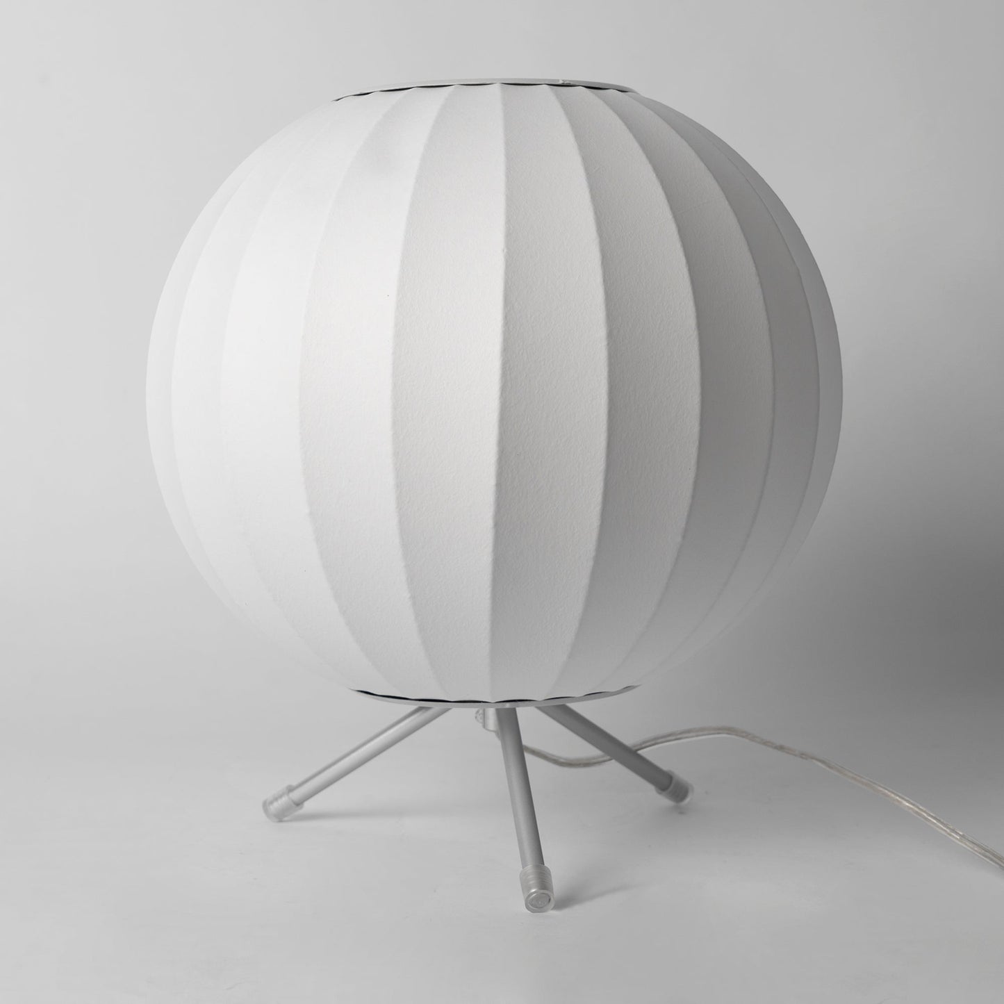 Lampe sur Trépied Sphérique | Design Élégant et Flexible