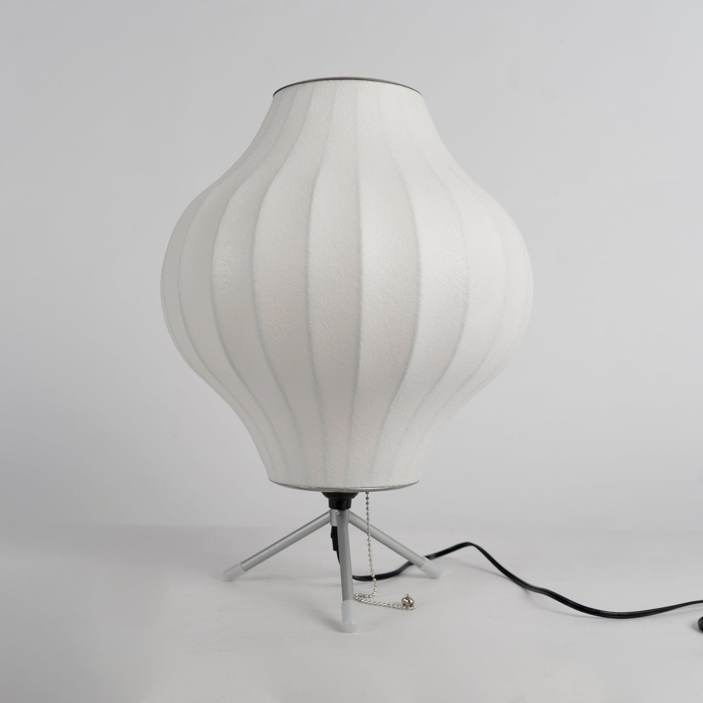 Lampe sur Trépied Sphérique | Design Élégant et Flexible