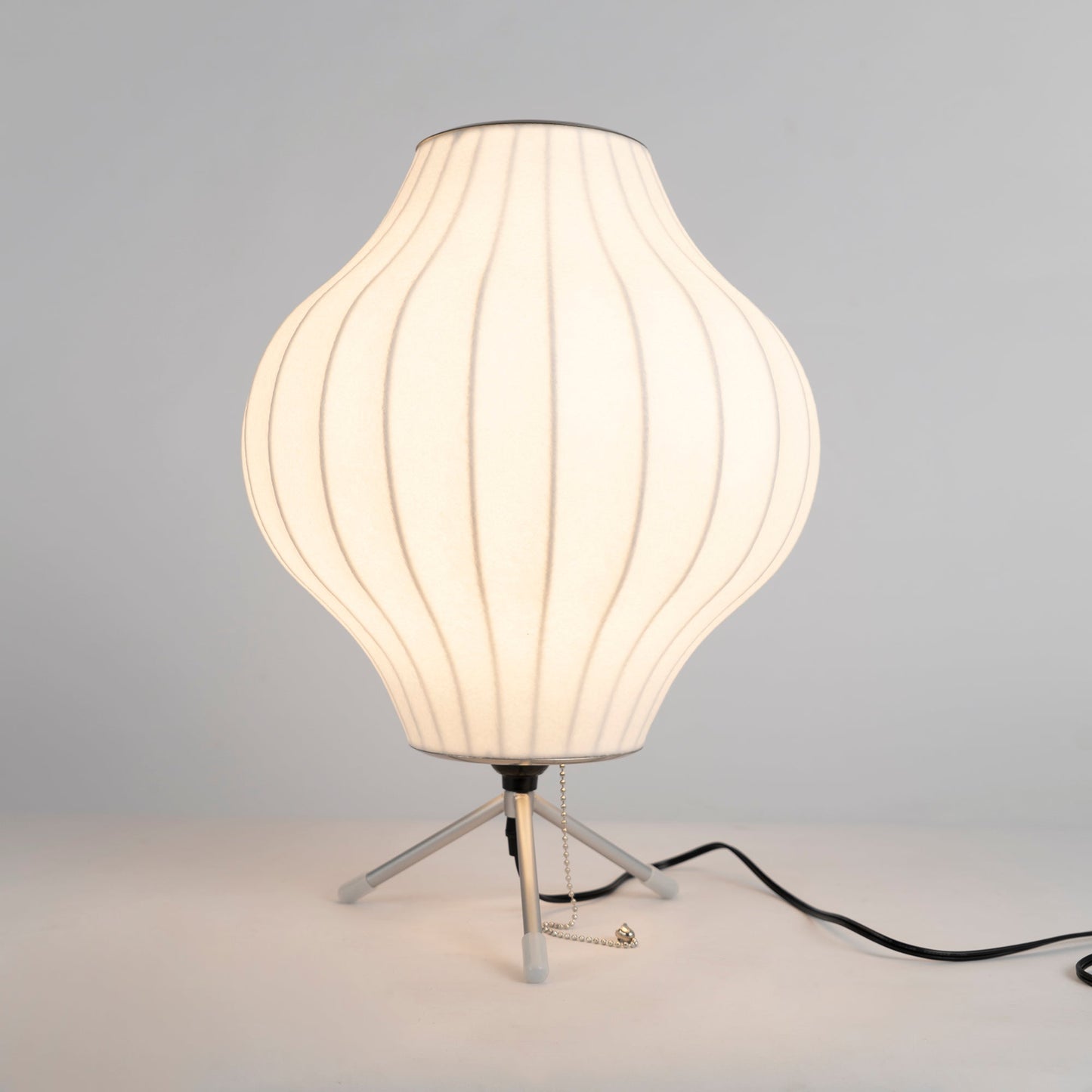 Lampe sur Trépied Sphérique | Design Élégant et Flexible