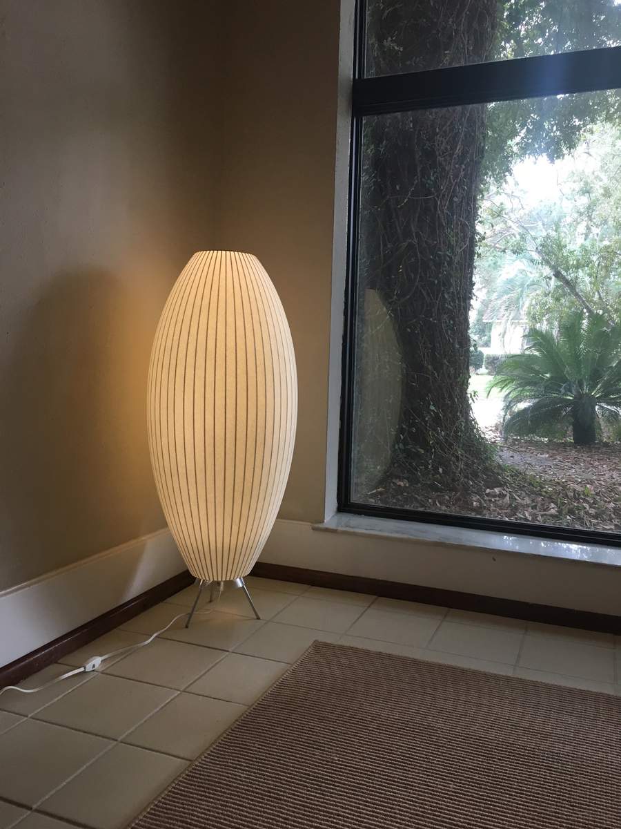 Lampe sur Trépied Sphérique | Design Élégant et Flexible