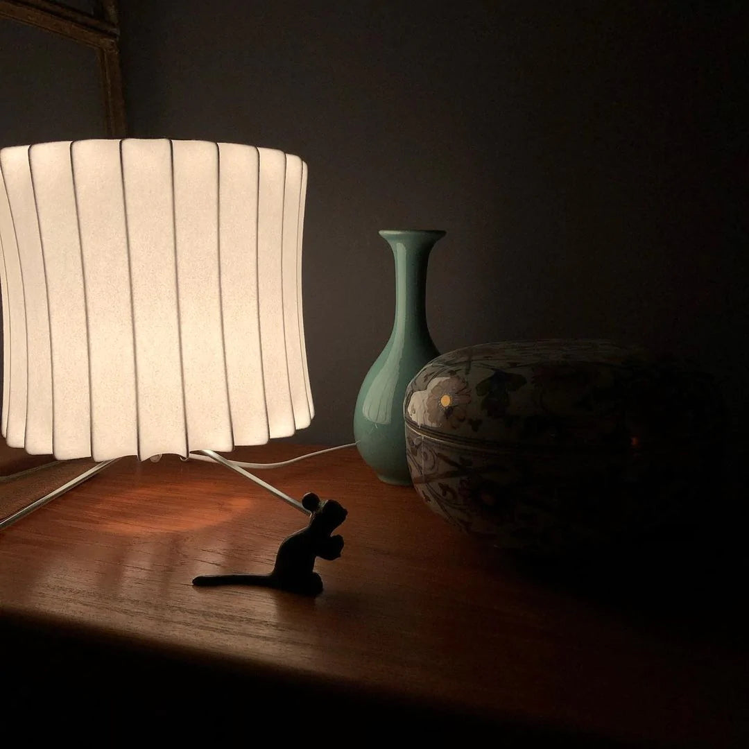 Lampe sur Trépied Sphérique | Design Élégant et Flexible