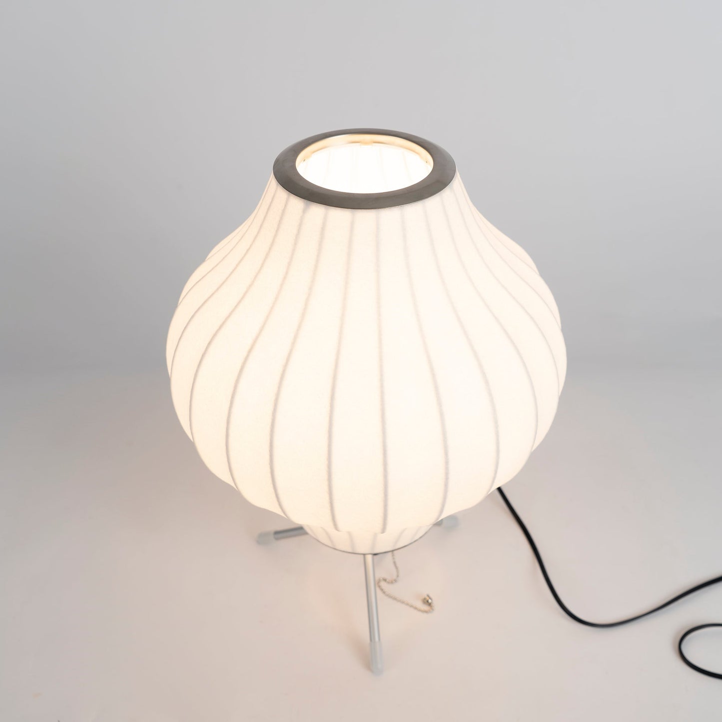 Lampe sur Trépied Sphérique | Design Élégant et Flexible
