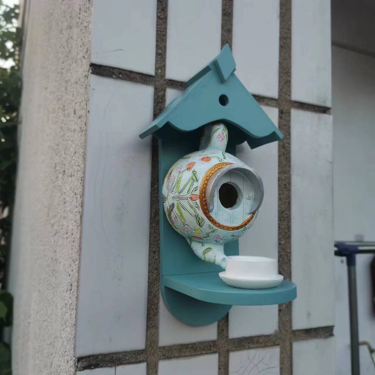 Nichoir en Théière Coloré | Confort et Sécurité pour les Oiseaux