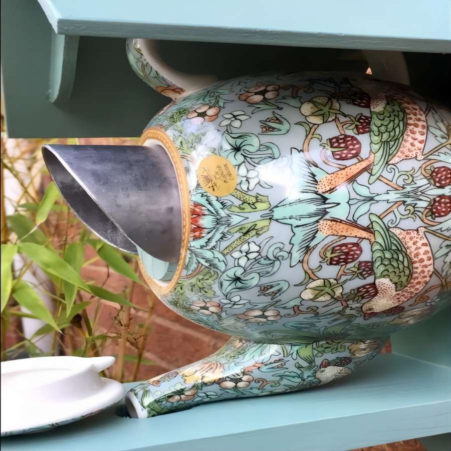 Nichoir en Théière Coloré | Confort et Sécurité pour les Oiseaux
