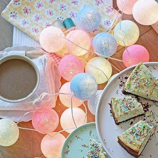 Guirlande de Boules de Coton | Ambiance Chaleureuse et Conviviale