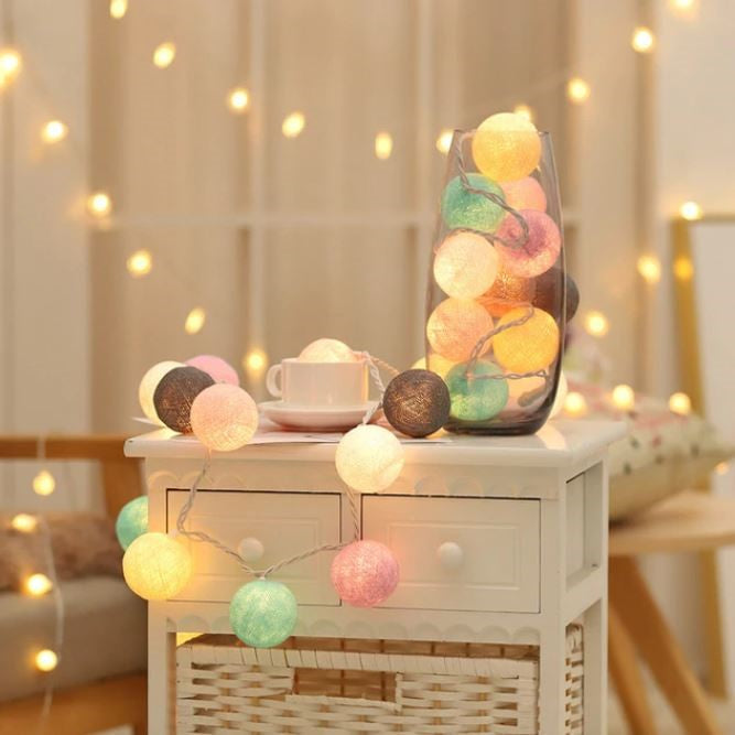 Guirlande de Boules de Coton | Ambiance Chaleureuse et Conviviale