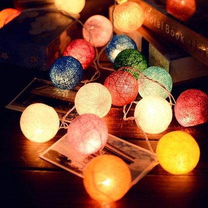 Guirlande de Boules de Coton | Ambiance Chaleureuse et Conviviale