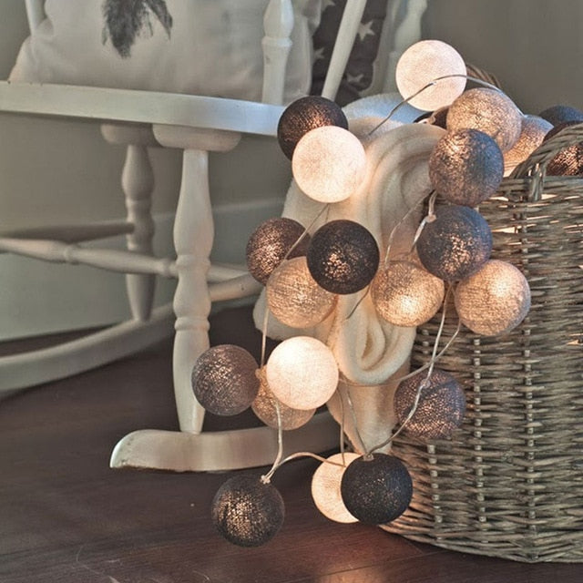 Guirlande de Boules de Coton | Ambiance Chaleureuse et Conviviale