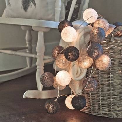 Guirlande de Boules de Coton | Ambiance Chaleureuse et Conviviale