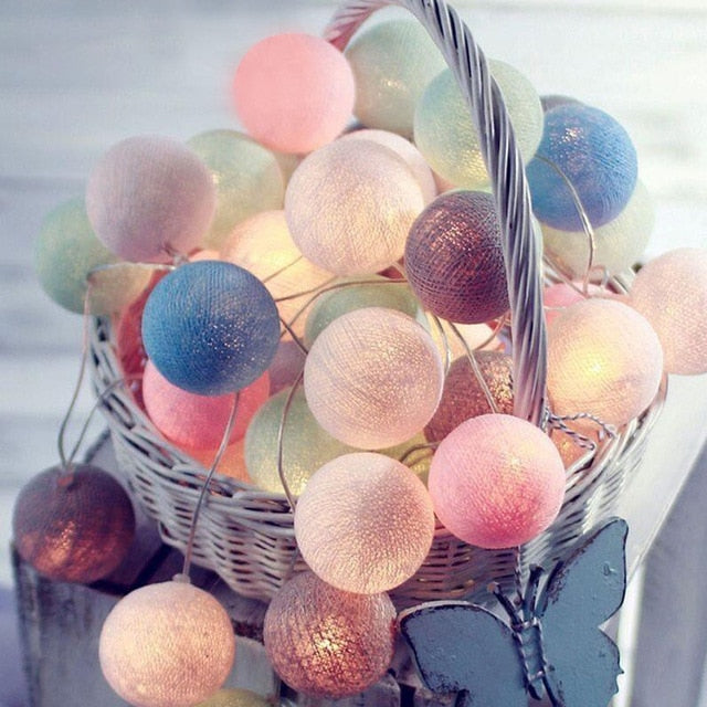 Guirlande de Boules de Coton | Ambiance Chaleureuse et Conviviale