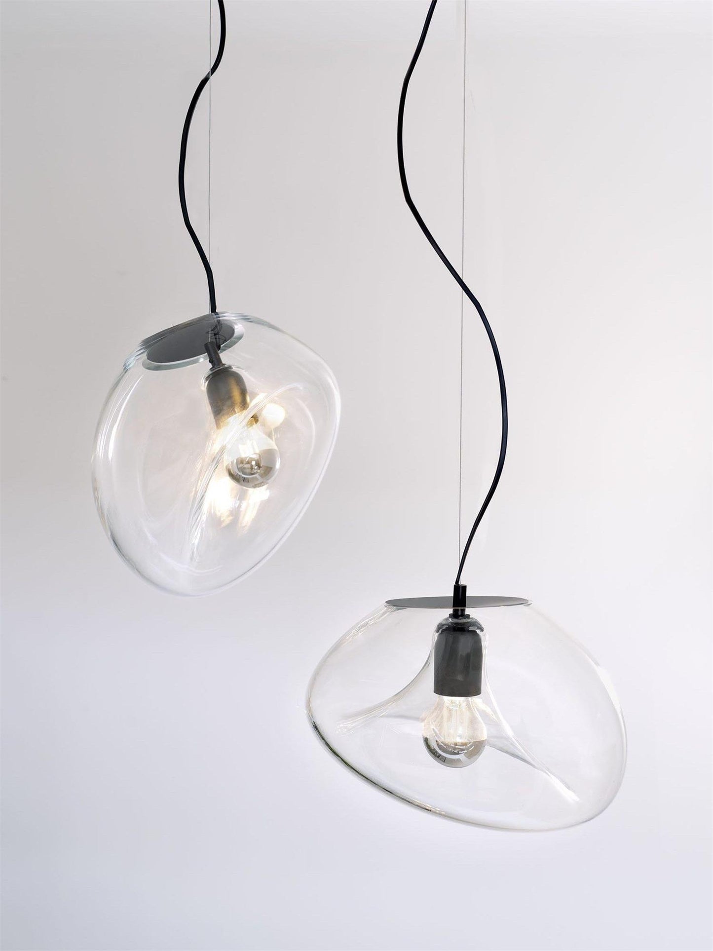 Lampe Plafonnier en Verre Soufflé | Design Épuré et Atmosphère Sereine
