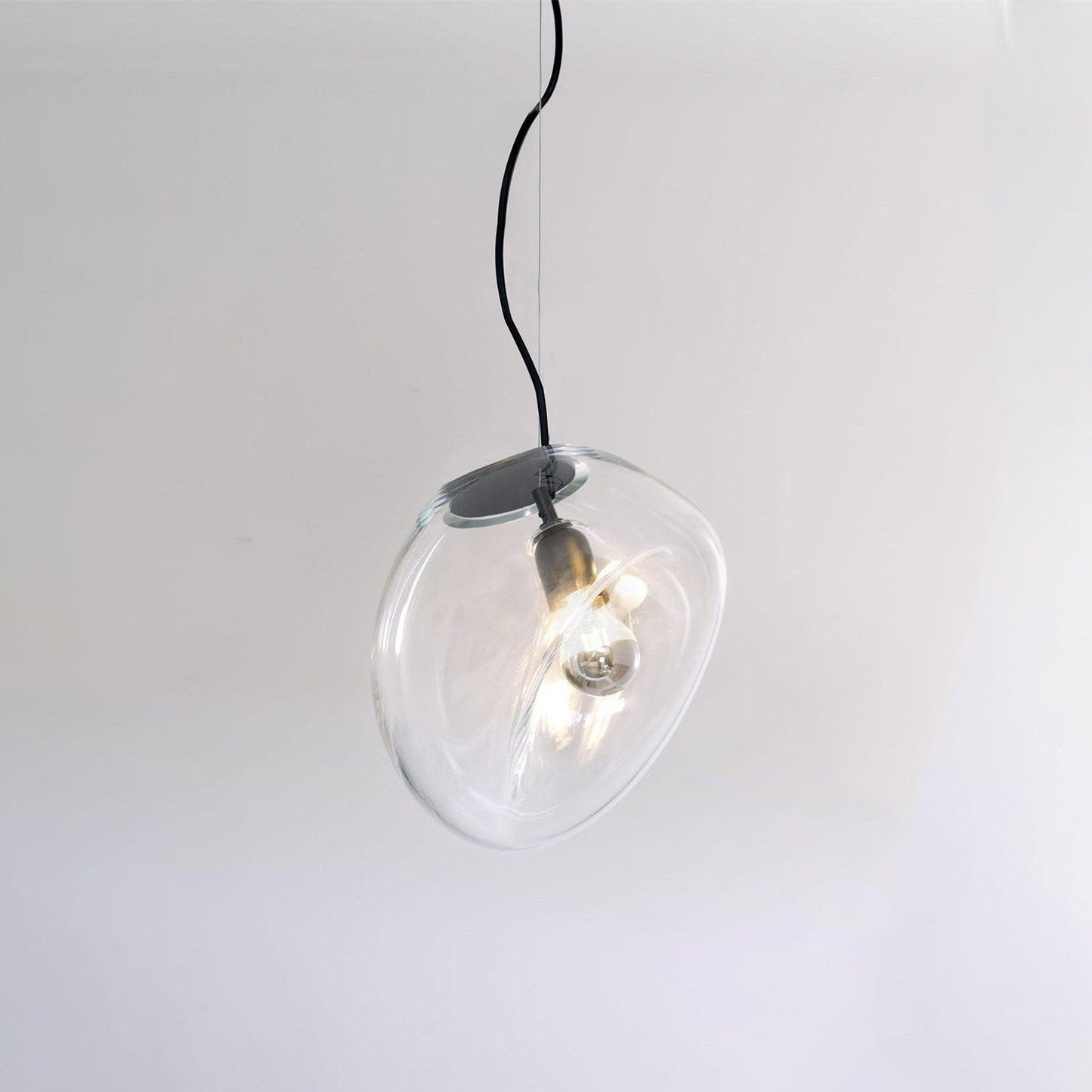 Lampe Plafonnier en Verre Soufflé | Design Épuré et Atmosphère Sereine