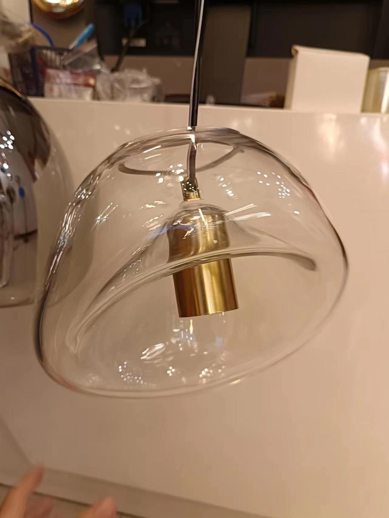 Lampe Plafonnier en Verre Soufflé | Design Épuré et Atmosphère Sereine