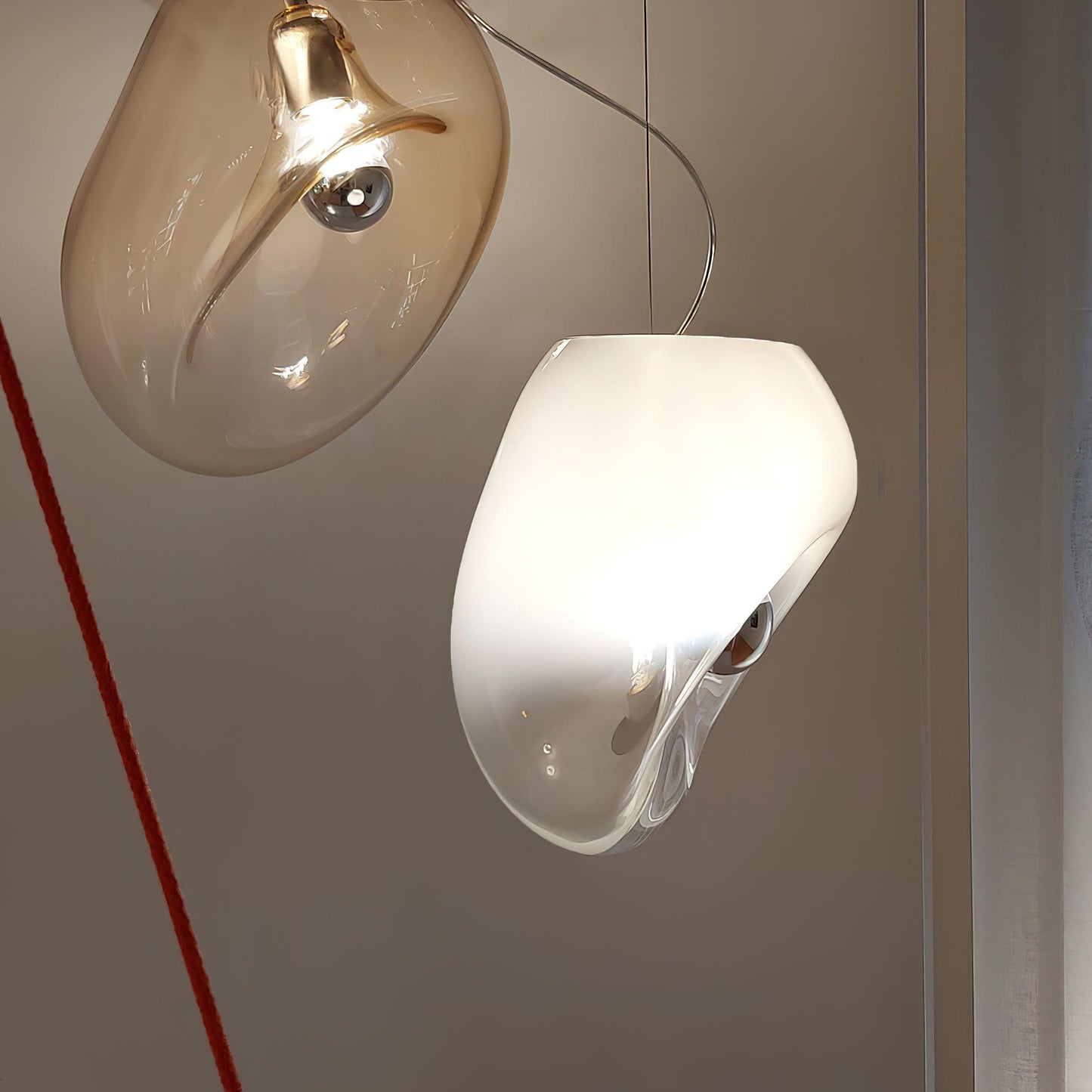 Lampe Plafonnier en Verre Soufflé | Design Épuré et Atmosphère Sereine