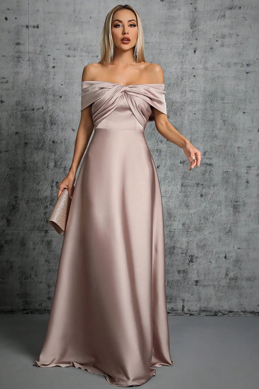 Robe Satinée Longue Élégante | Épaules Dégagées et Nœud