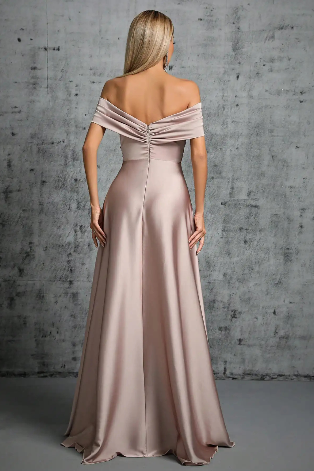 Robe Satinée Longue Élégante | Épaules Dégagées et Nœud