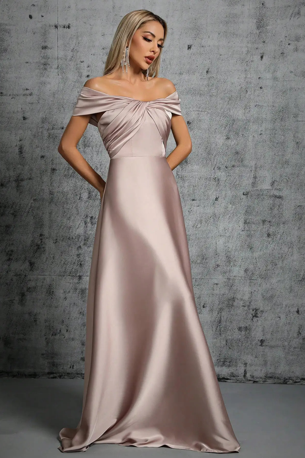 Robe Satinée Longue Élégante | Épaules Dégagées et Nœud