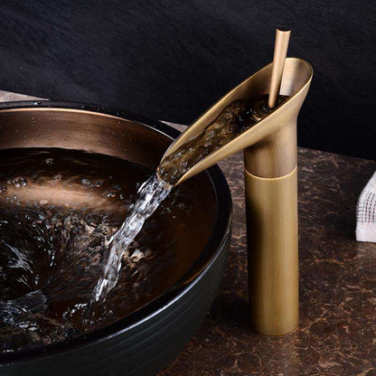 Robinet de Salle de Bain Cascade | Élégance Rétro avec Écoulement Luxueux