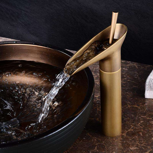 Robinet de Salle de Bain Cascade | Élégance Rétro avec Écoulement Luxueux