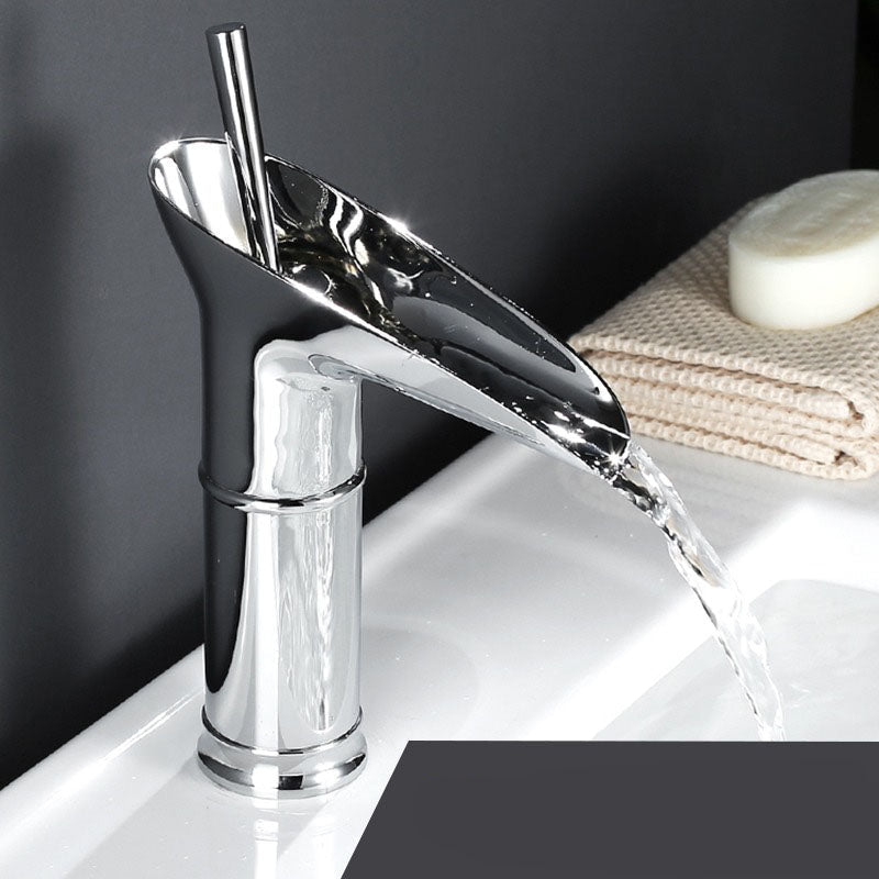 Robinet de Salle de Bain Cascade | Élégance Rétro avec Écoulement Luxueux