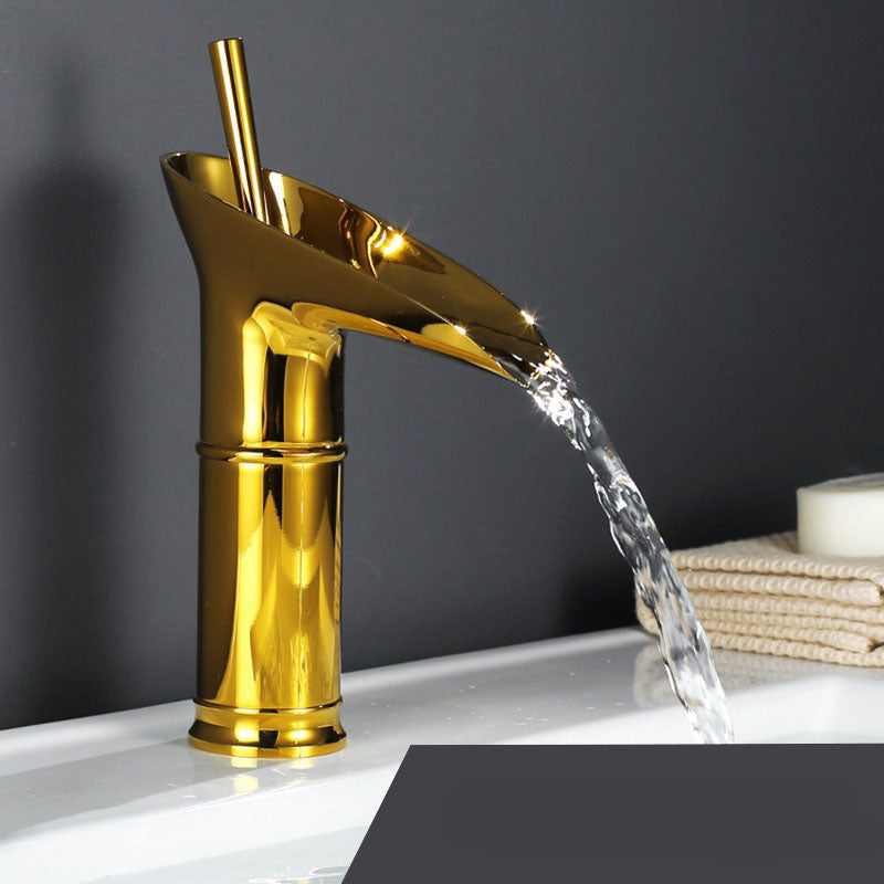 Robinet de Salle de Bain Cascade | Élégance Rétro avec Écoulement Luxueux