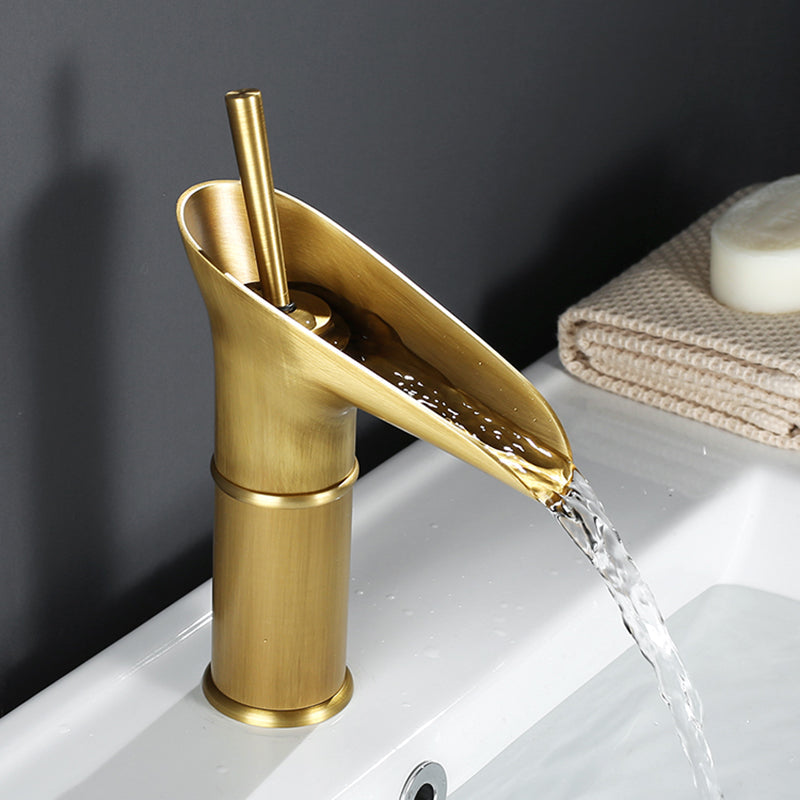 Robinet de Salle de Bain Cascade | Élégance Rétro avec Écoulement Luxueux
