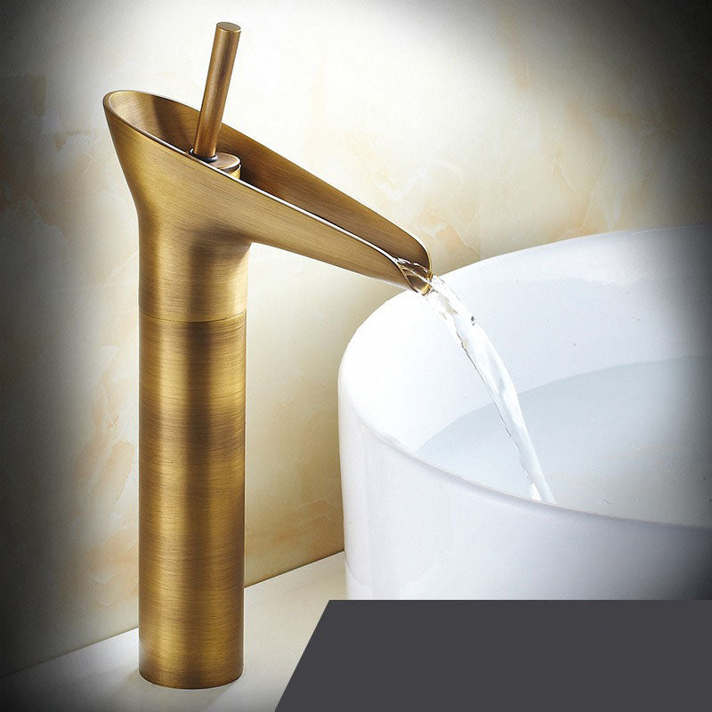 Robinet de Salle de Bain Cascade | Élégance Rétro avec Écoulement Luxueux
