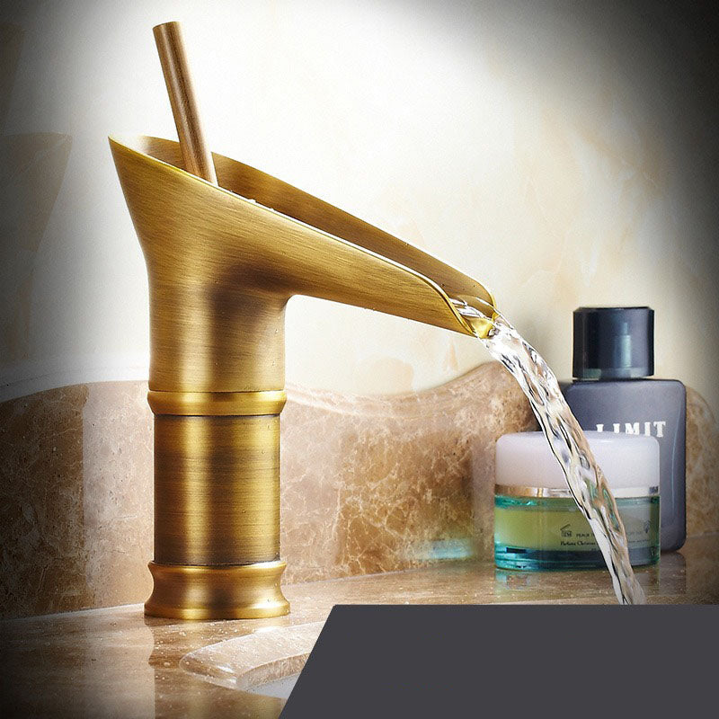 Robinet de Salle de Bain Cascade | Élégance Rétro avec Écoulement Luxueux