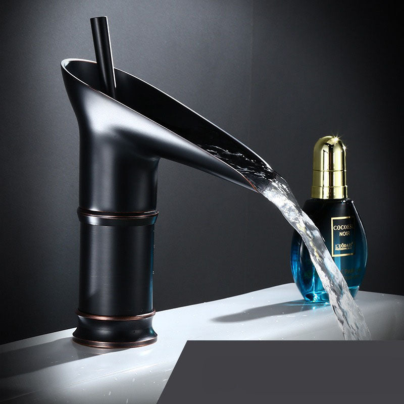 Robinet de Salle de Bain Cascade | Élégance Rétro avec Écoulement Luxueux