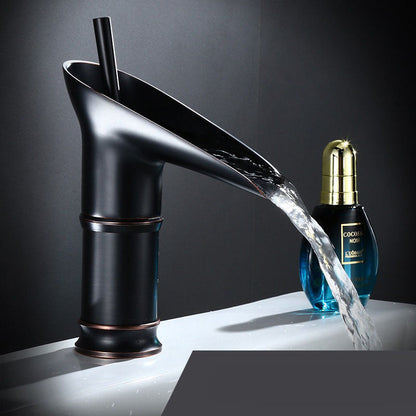 Robinet de Salle de Bain Cascade | Élégance Rétro avec Écoulement Luxueux