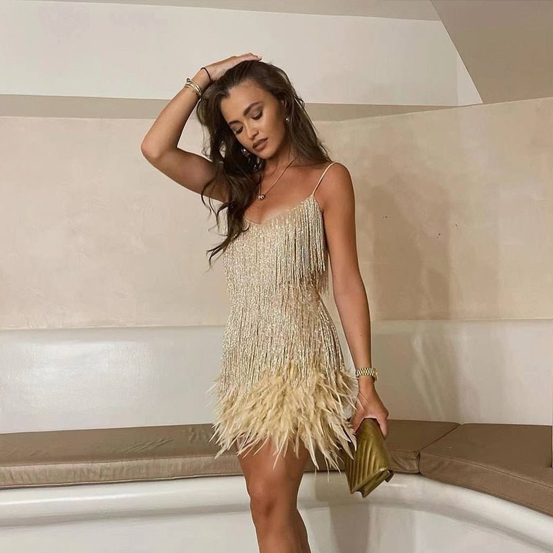 Robe à Paillettes et Plumes | Élégance et Glamour pour Soirées Spéciales