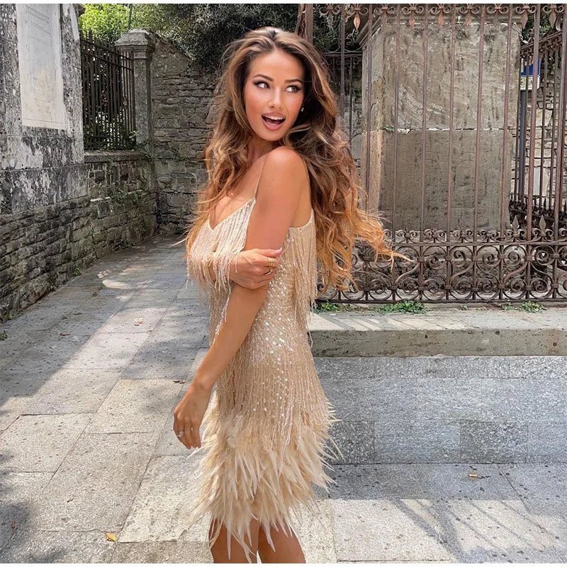 Robe à Paillettes et Plumes | Élégance et Glamour pour Soirées Spéciales